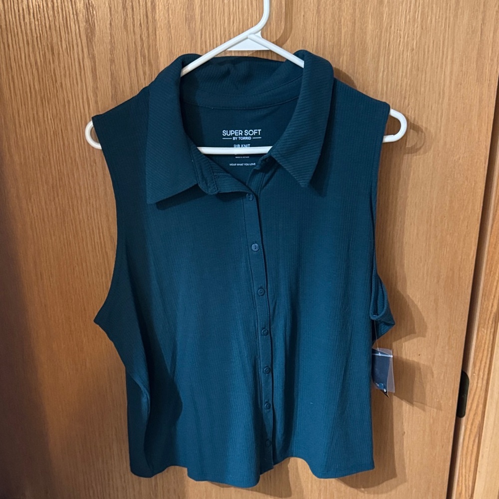 Fitted Super Soft Rib V-Neck Collared Button-Up Crop Tank - Picture 4 of 5